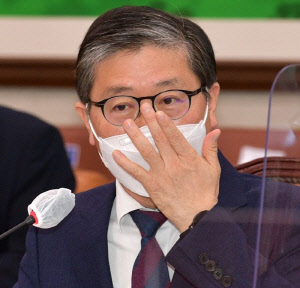 문재인 대통령은 4일 국토부 장관에 변창흠(사진) 한국토지주택공사 사장을 내정했다. 사진은 지난 10월 8일 국회에서 열린 한국토지주택공사 국정감사에 참석한 변창흠 사장. <연합뉴스>